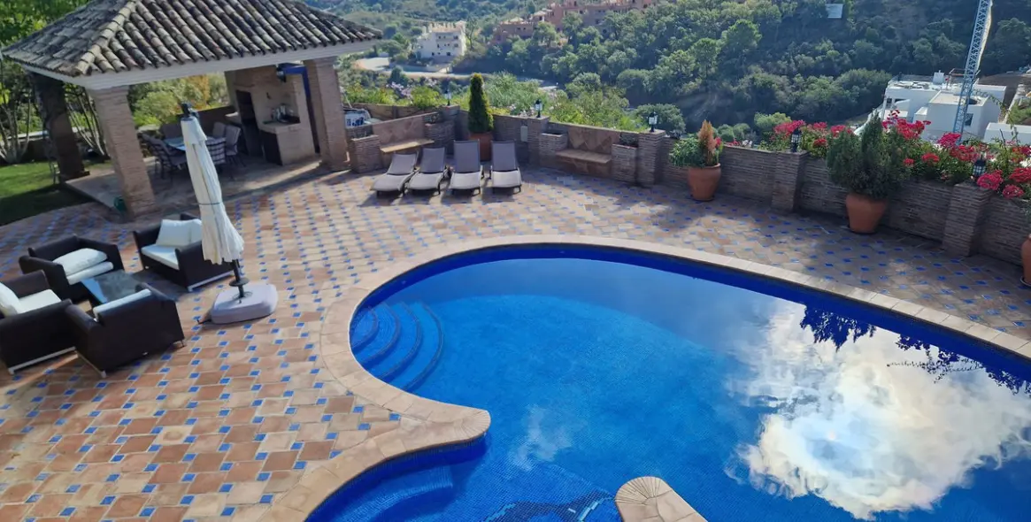 Продажа  отдельно стоящей виллы в Marbella East (район La Mairena) 1