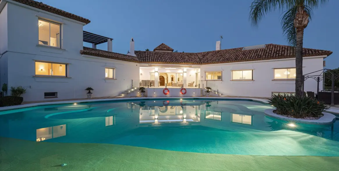 Sale of detached villa in Estepona (district El Paraiso) 1