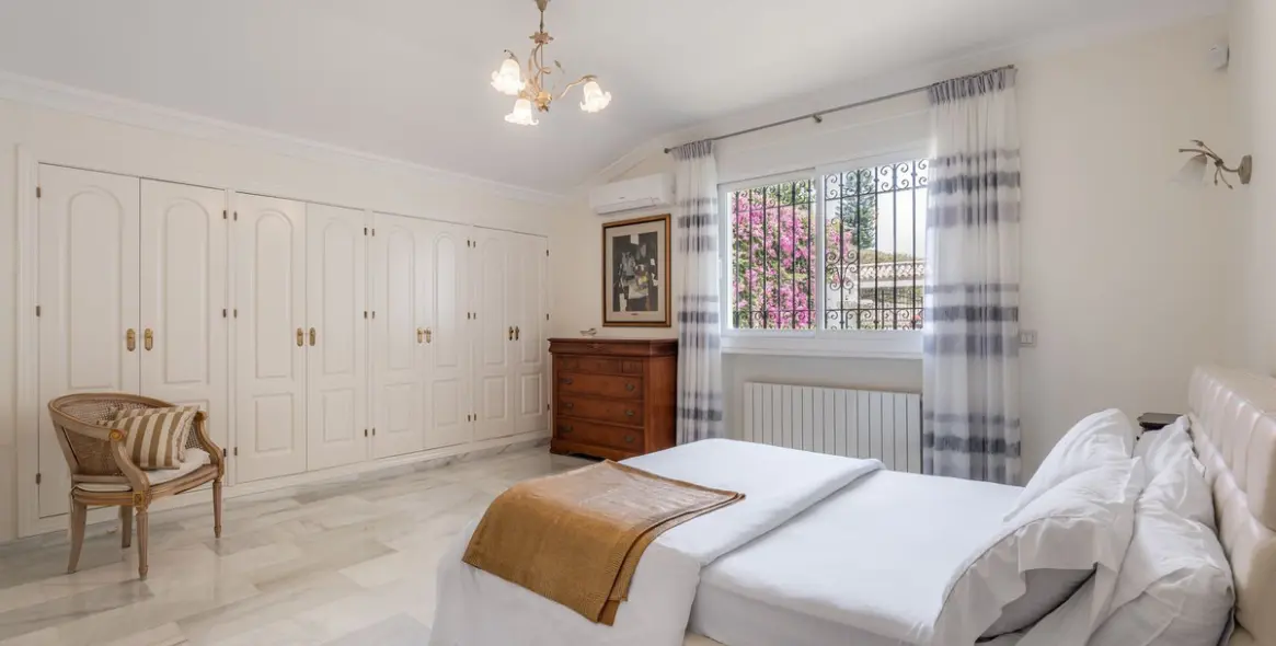 Sale of detached villa in Estepona (district El Paraiso) 19