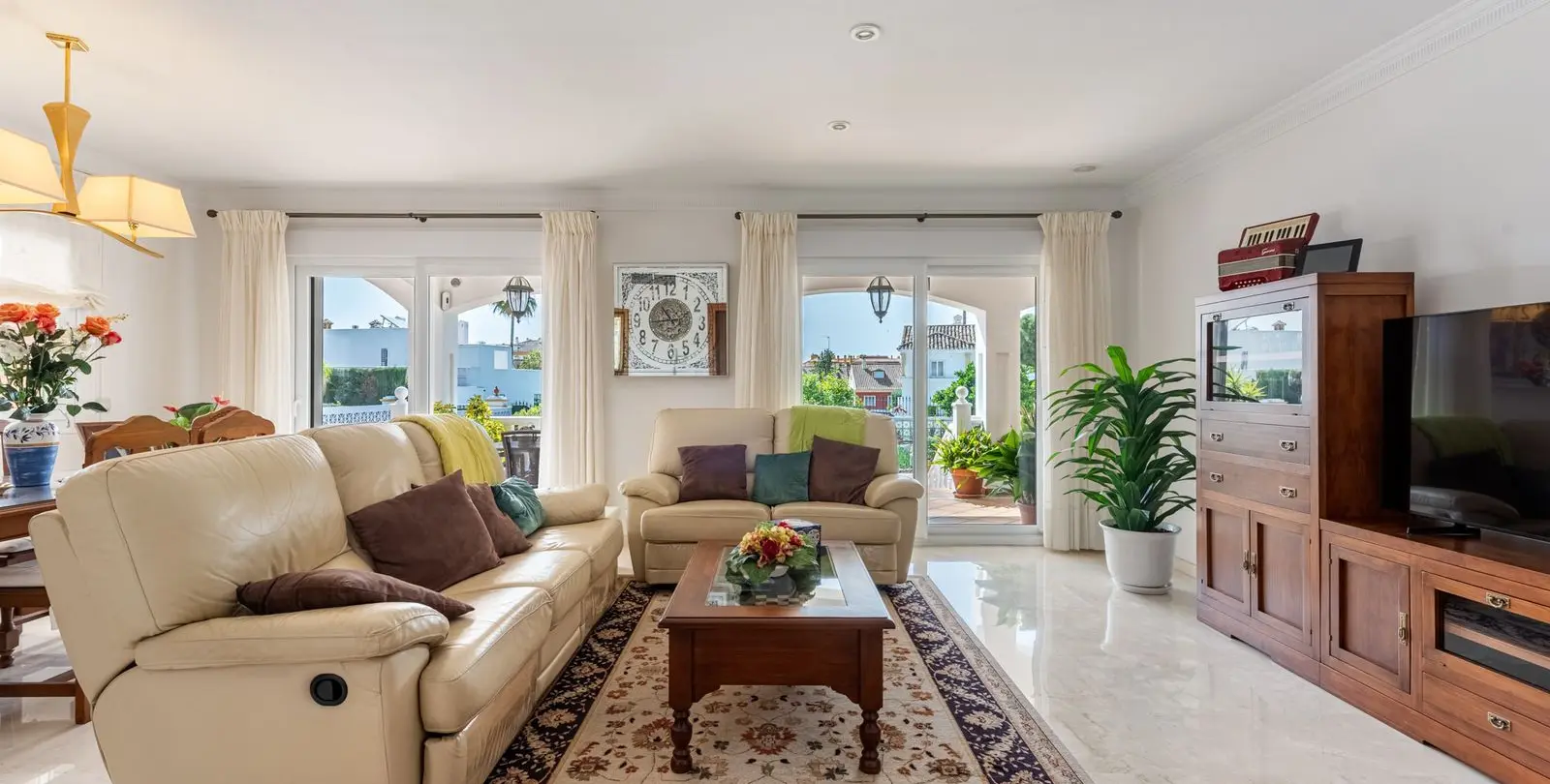 Sale of detached villa in San Pedro de Alcántara 2