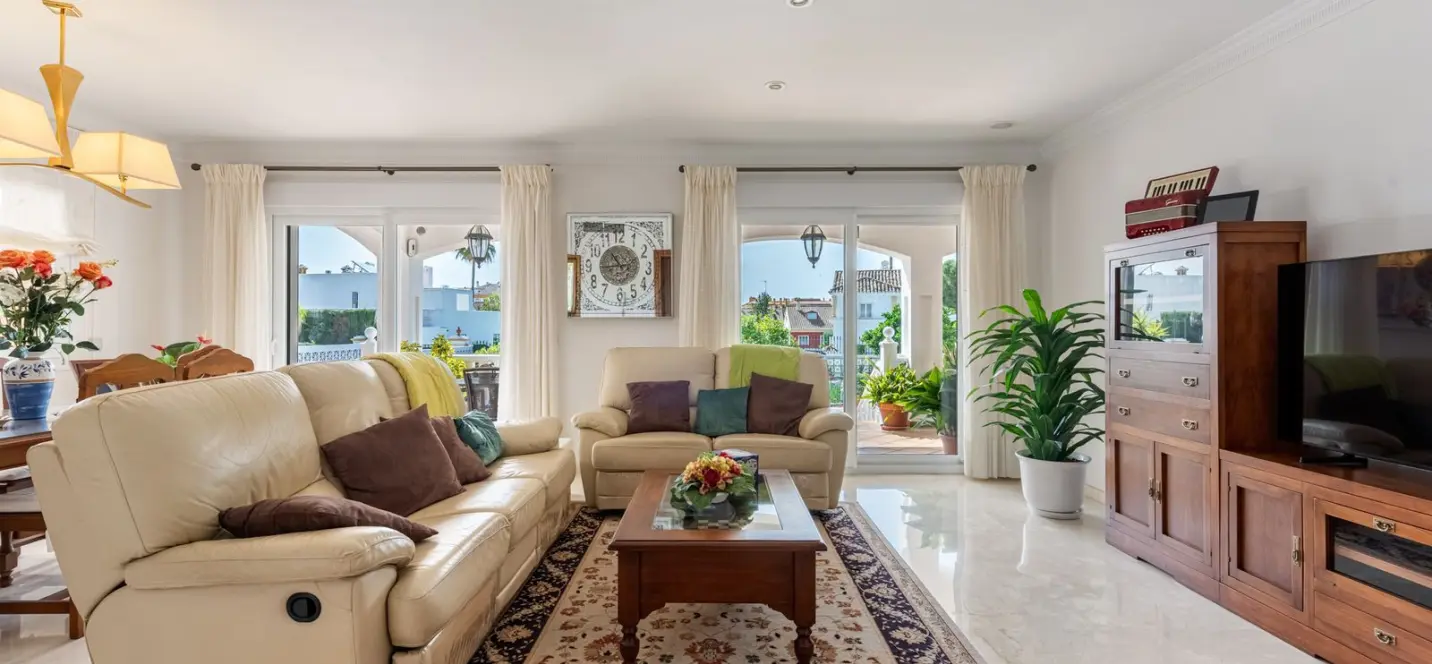 Sale of detached villa in San Pedro de Alcántara 1