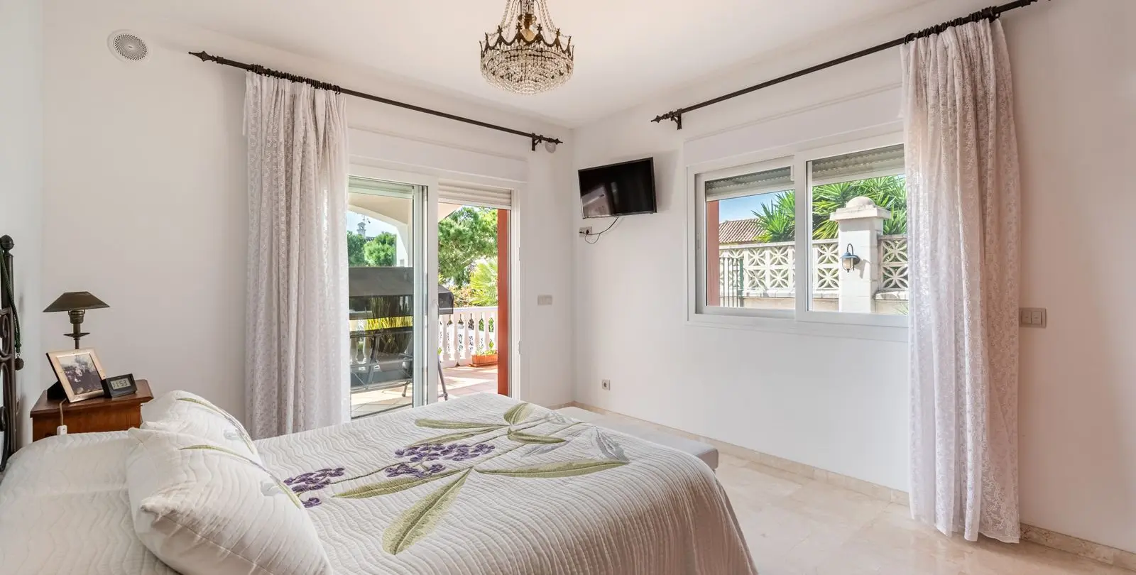 Sale of detached villa in San Pedro de Alcántara 14