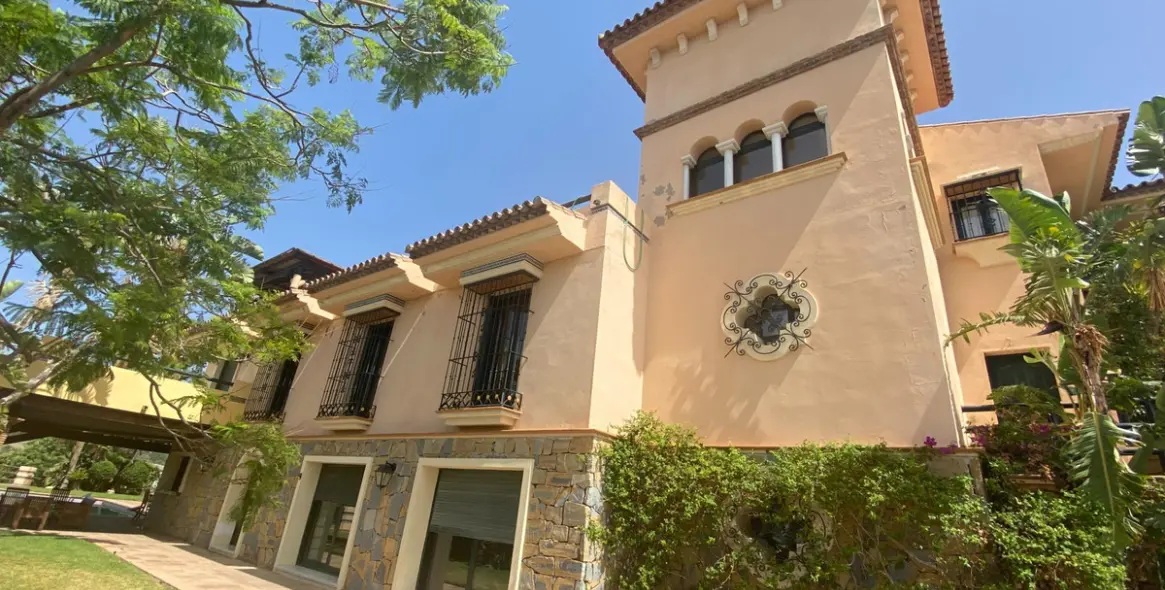 Sale of detached villa in La Cala 1