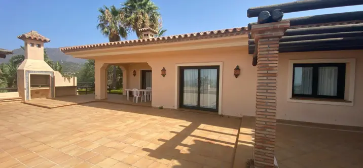 Sale of detached villa in La Cala 2
