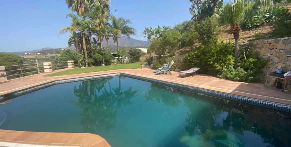 Sale of detached villa in La Cala 5