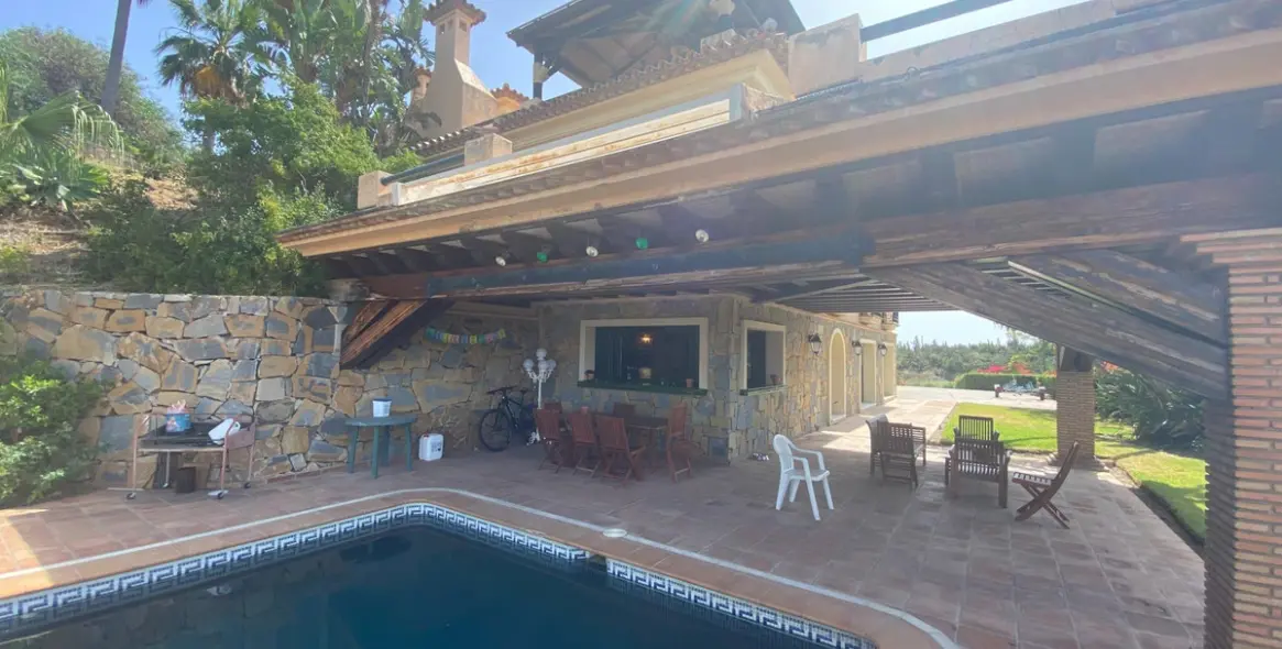 Sale of detached villa in La Cala 6