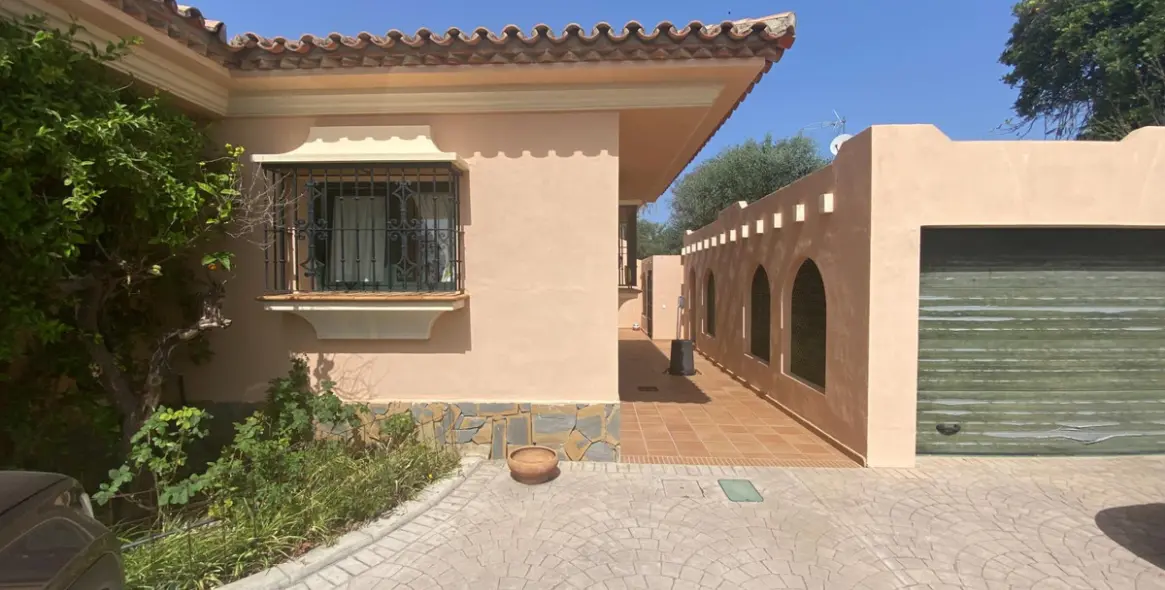 Sale of detached villa in La Cala 7