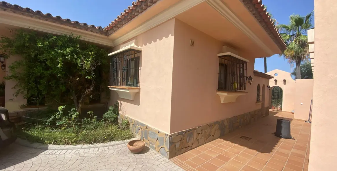 Sale of detached villa in La Cala 8
