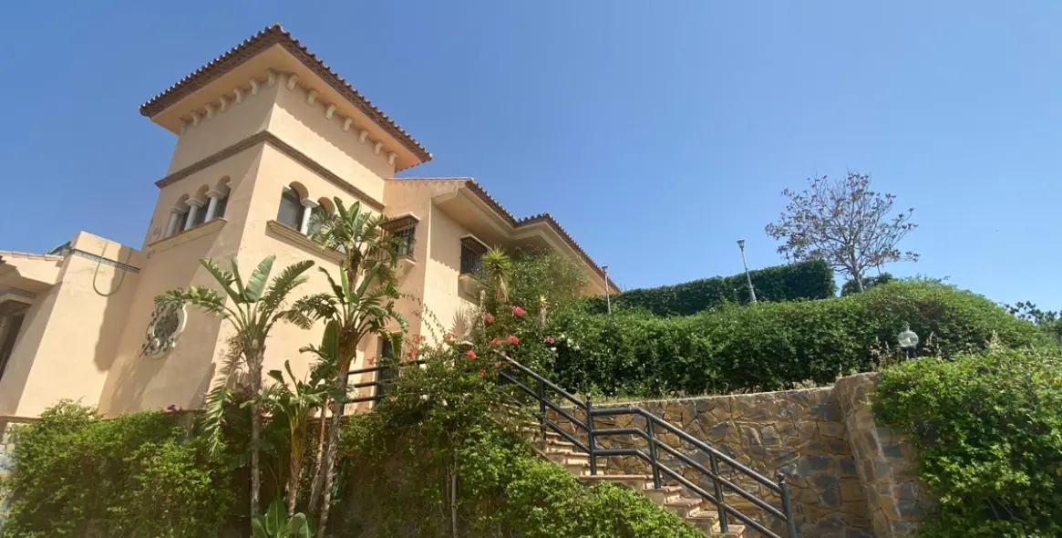 Sale of detached villa in La Cala 9