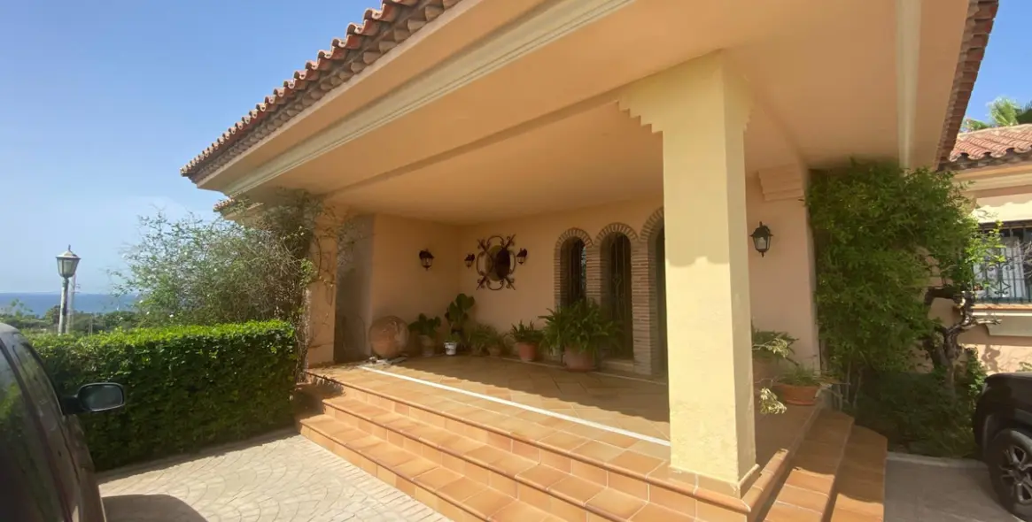 Sale of detached villa in La Cala 10