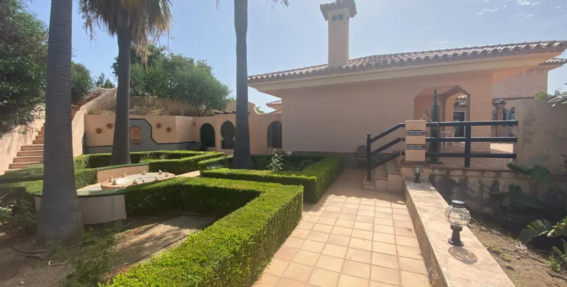 Sale of detached villa in La Cala 11