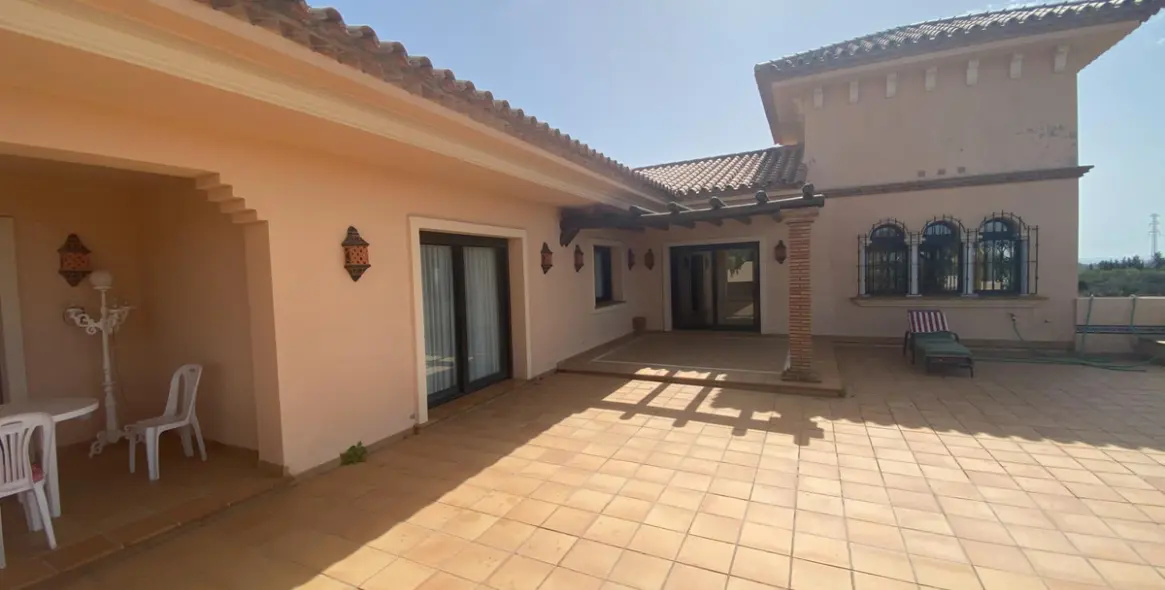 Sale of detached villa in La Cala 12