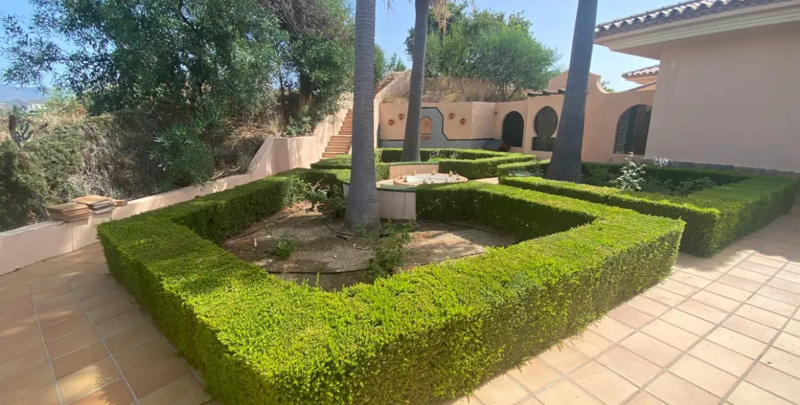 Sale of detached villa in La Cala 17