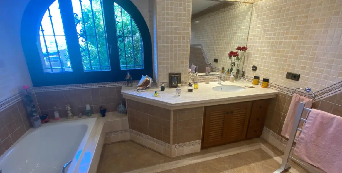 Sale of detached villa in La Cala 43