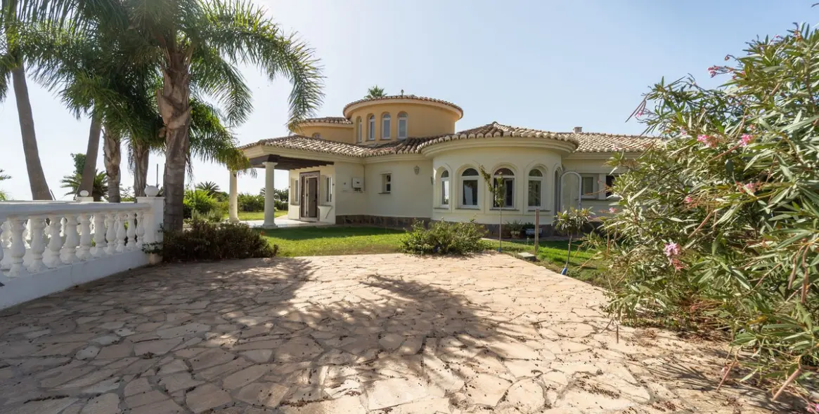 Sale of detached villa in Mijas Costa 10