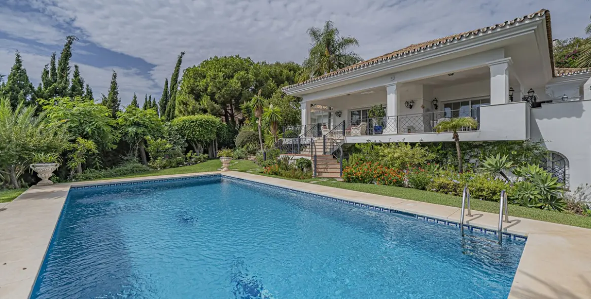 Sale of detached villa in El Paraiso 1