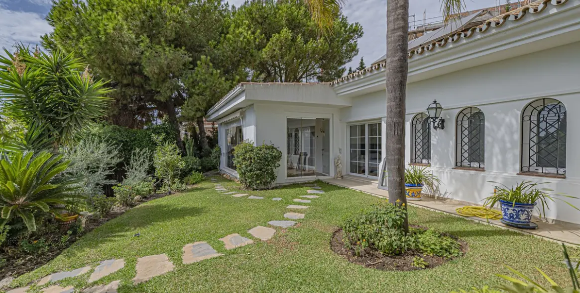 Sale of detached villa in El Paraiso 3