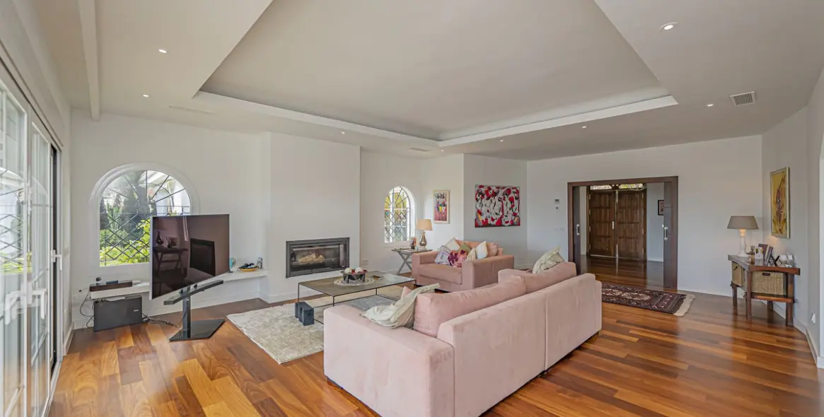 Sale of detached villa in El Paraiso 7