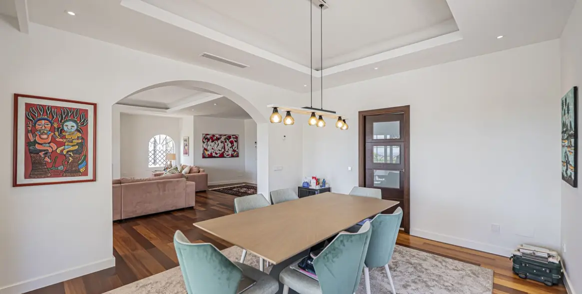 Sale of detached villa in El Paraiso 9