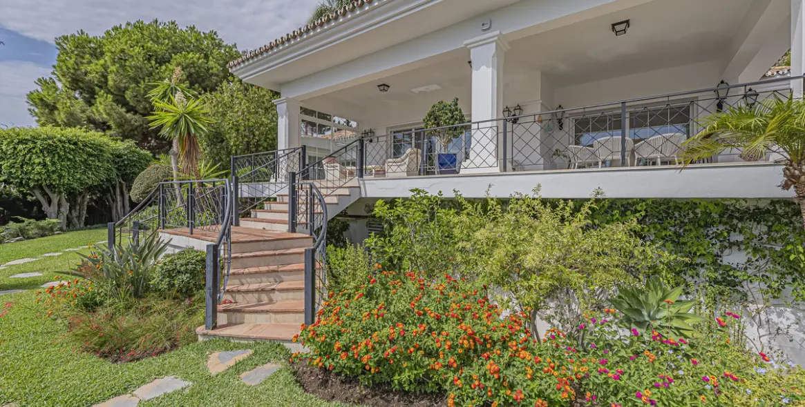 Sale of detached villa in El Paraiso 11