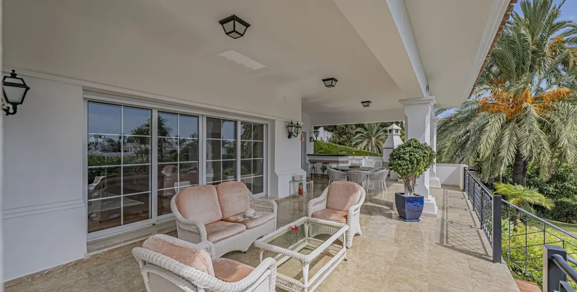 Sale of detached villa in El Paraiso 13