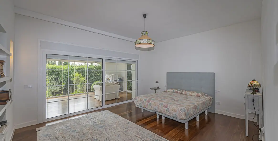 Sale of detached villa in El Paraiso 16