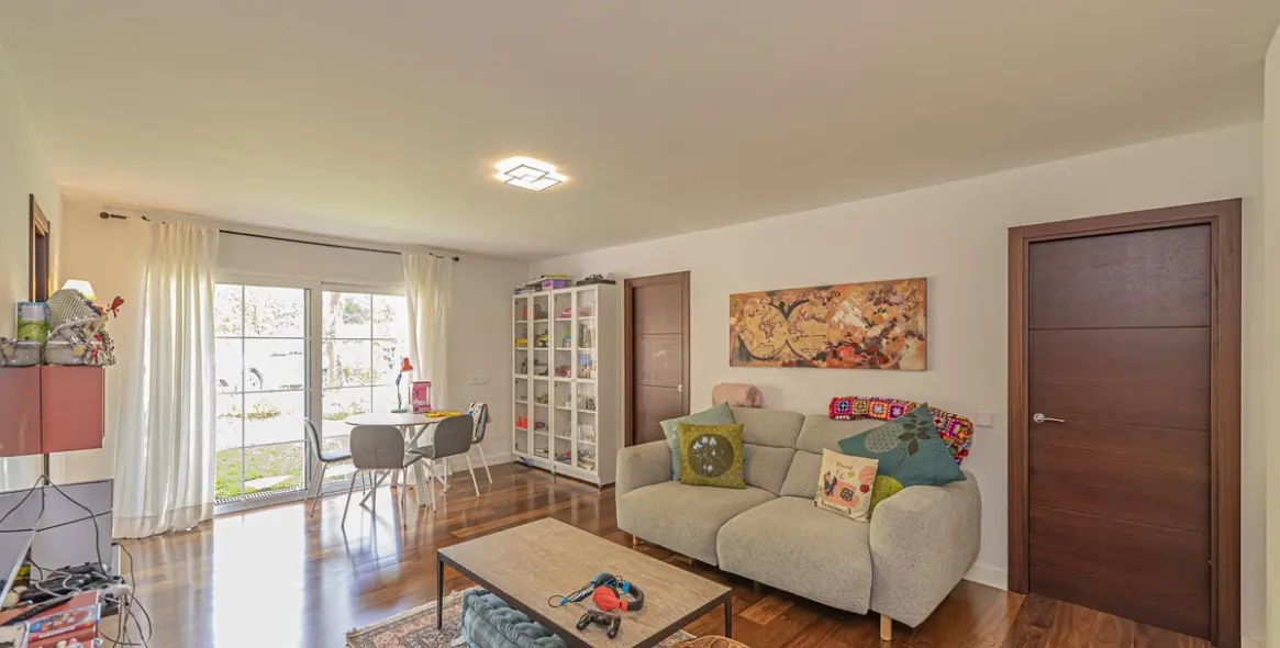 Sale of detached villa in El Paraiso 17