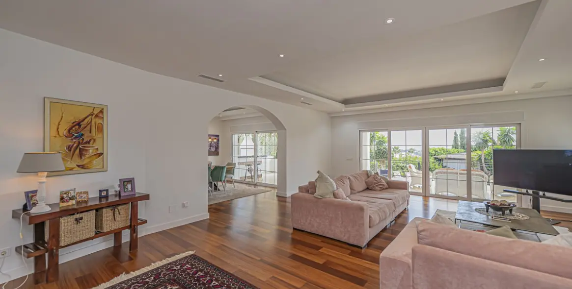 Sale of detached villa in El Paraiso 20