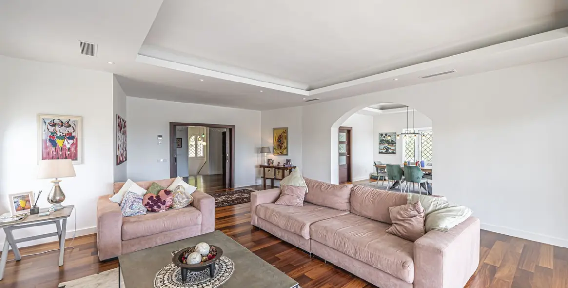 Venta de villa independiente en El Paraiso 5