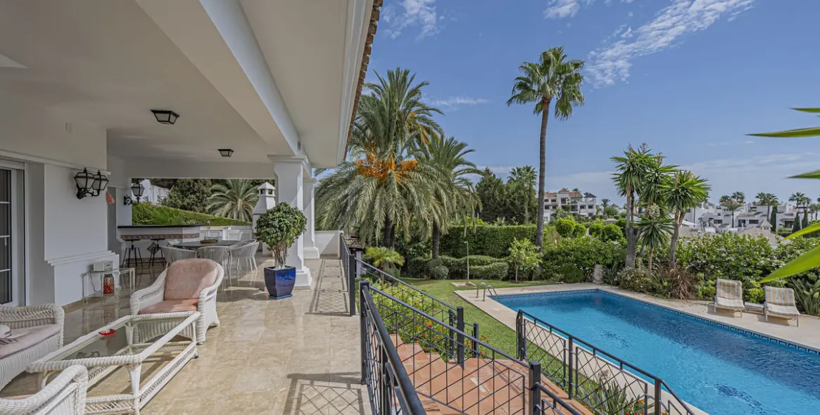 Venta de villa independiente en El Paraiso 8