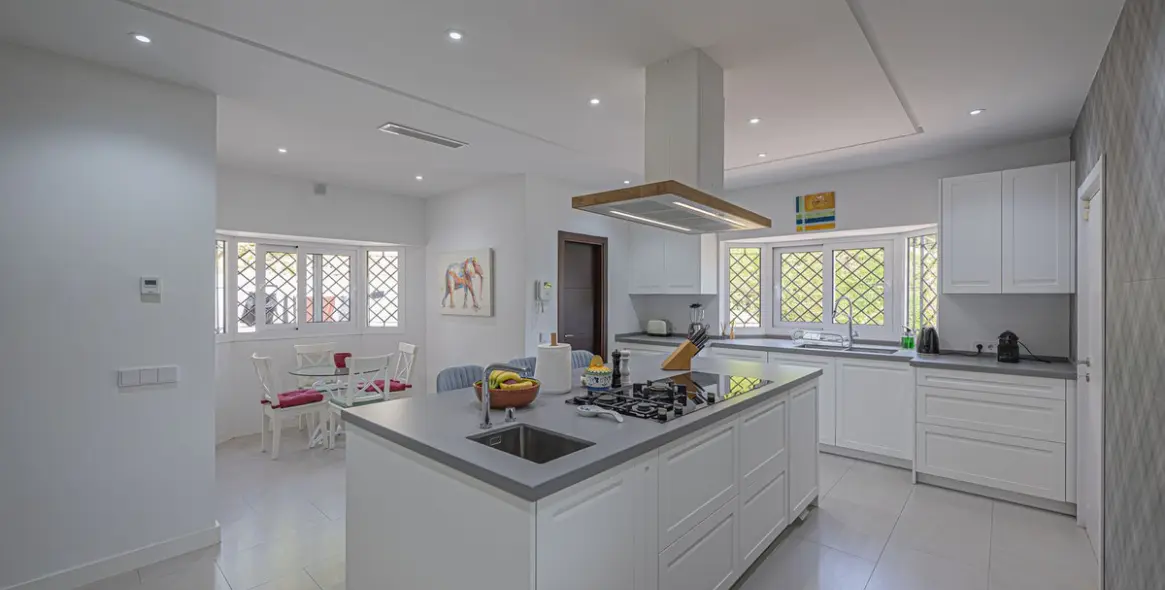 Venta de villa independiente en El Paraiso 10