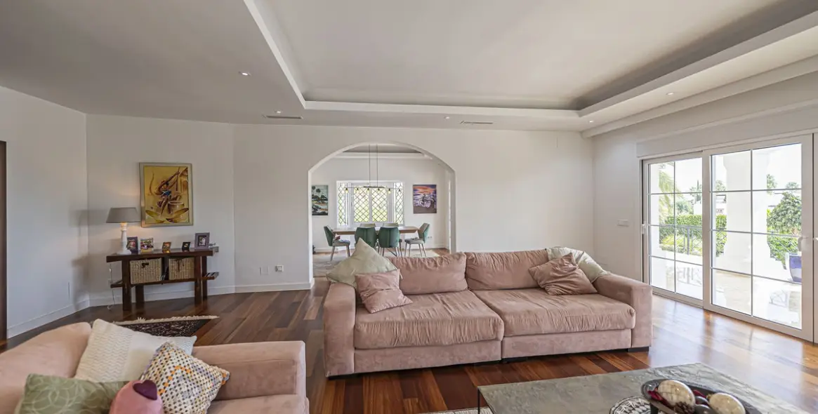 Venta de villa independiente en El Paraiso 12