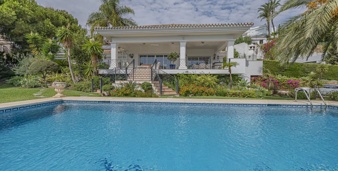 Venta de villa independiente en El Paraiso 18