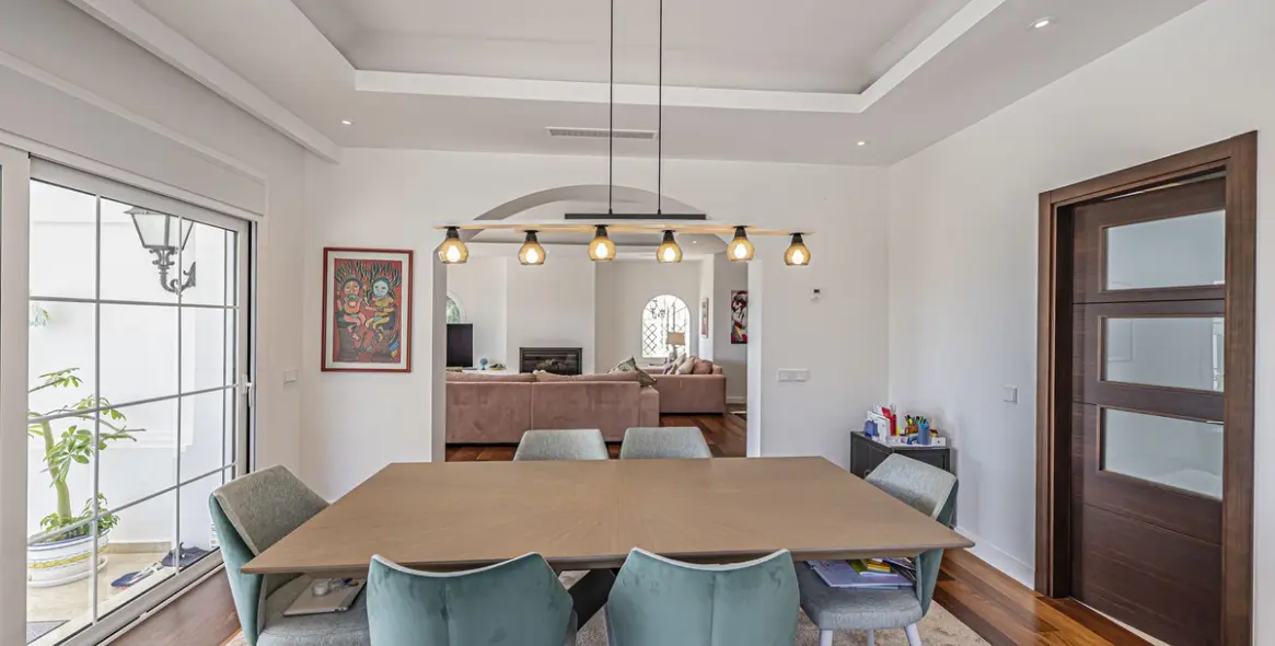 Sale of detached villa in El Paraiso 21