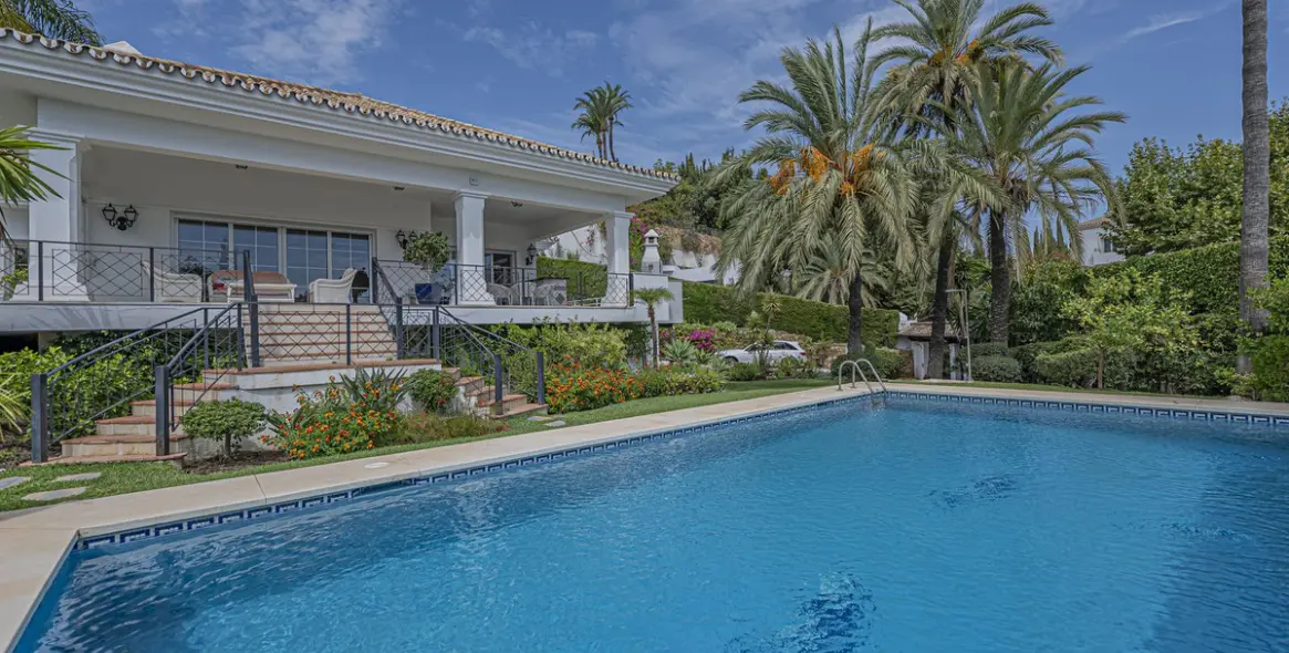 Sale of detached villa in El Paraiso 22