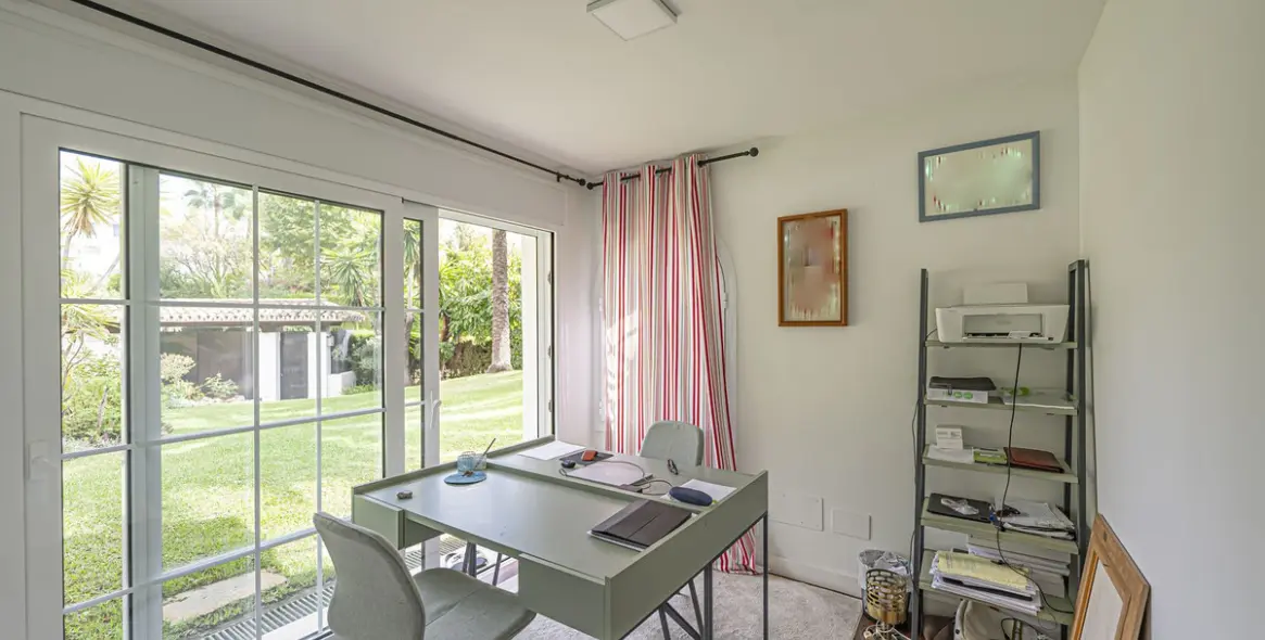 Sale of detached villa in El Paraiso 24