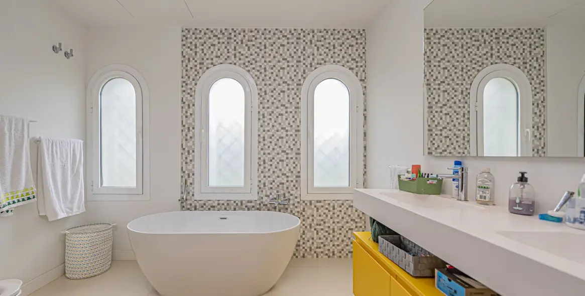 Sale of detached villa in El Paraiso 25