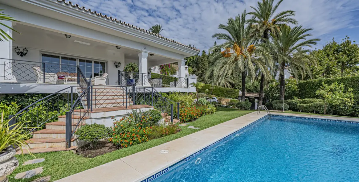 Sale of detached villa in El Paraiso 26