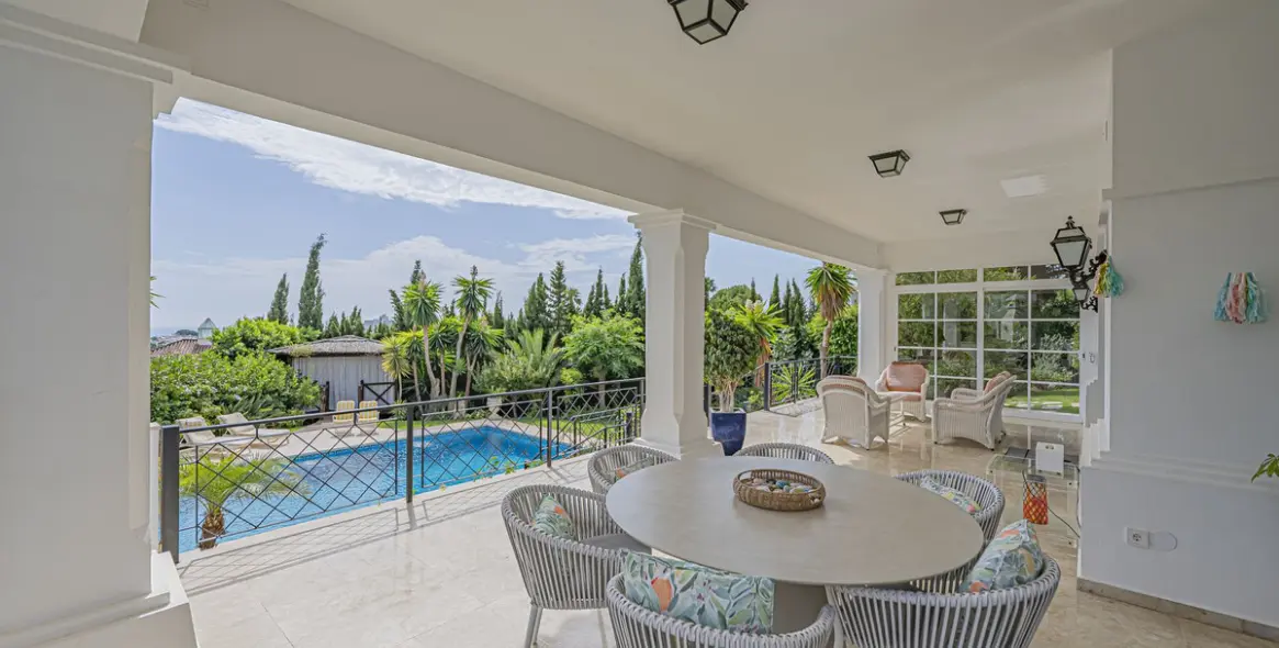 Sale of detached villa in El Paraiso 28