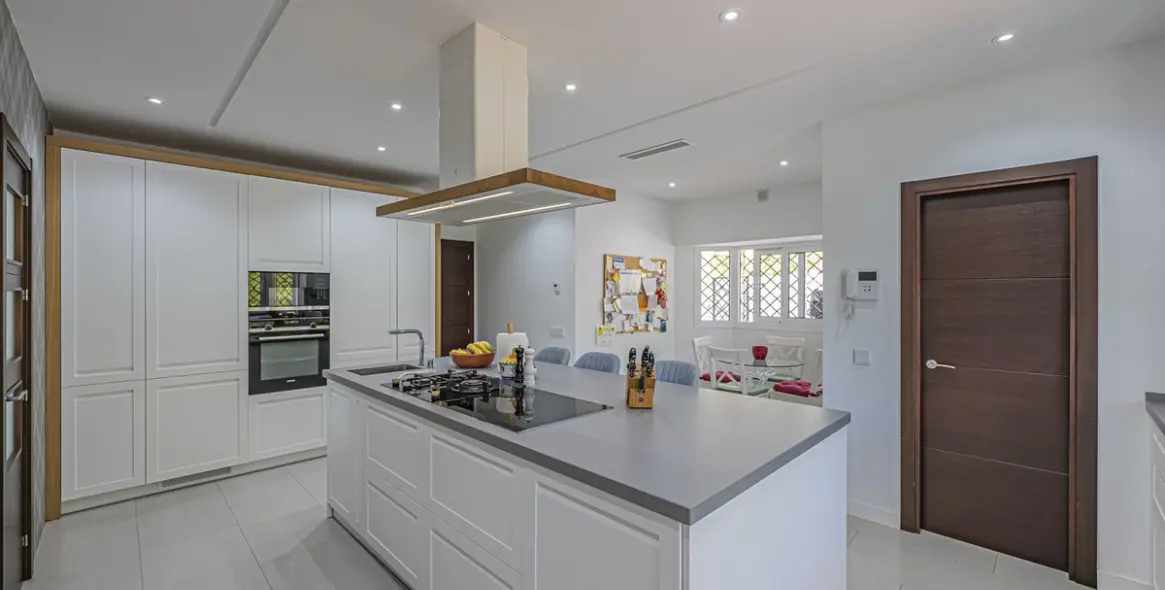 Sale of detached villa in El Paraiso 29