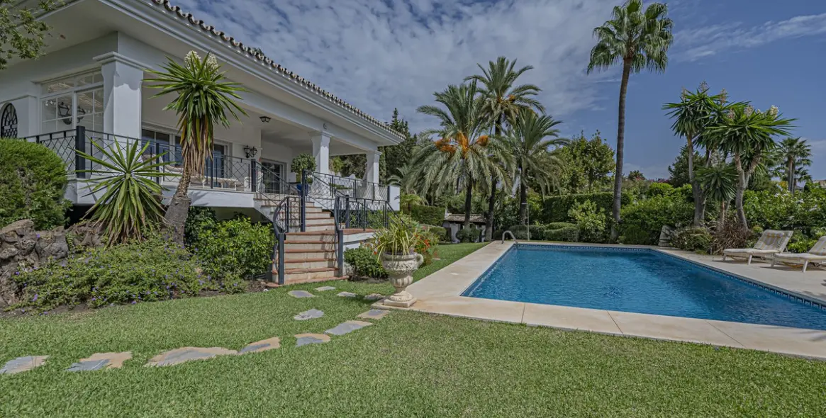Sale of detached villa in El Paraiso 30