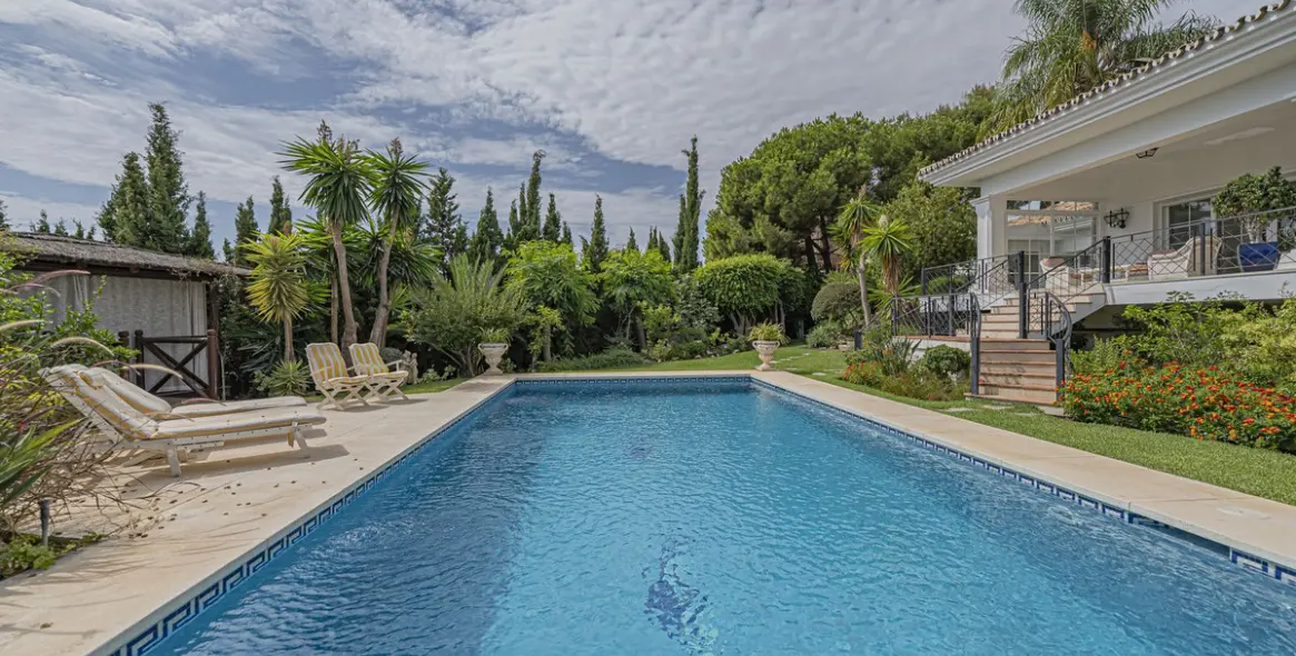 Sale of detached villa in El Paraiso 32