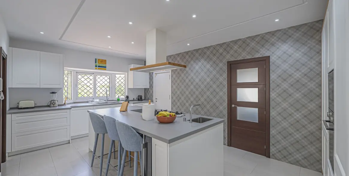 Sale of detached villa in El Paraiso 33