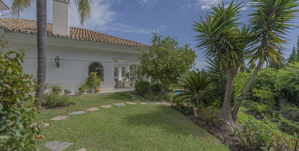Sale of detached villa in El Paraiso 34