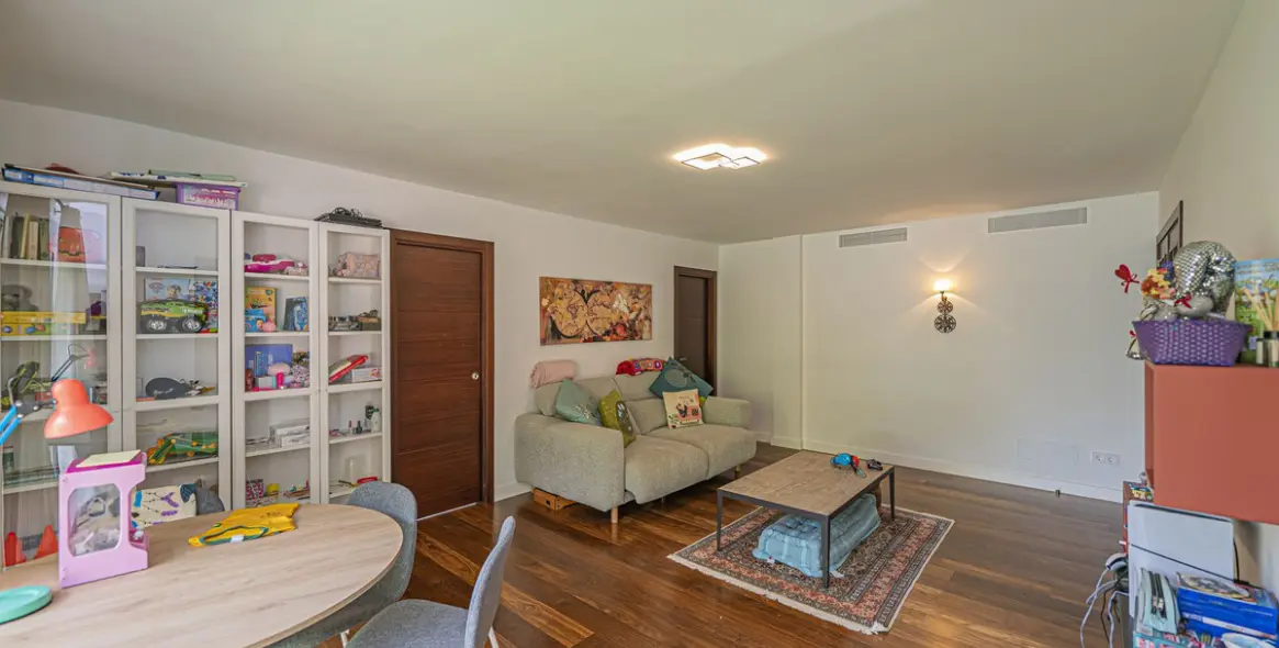 Sale of detached villa in El Paraiso 35