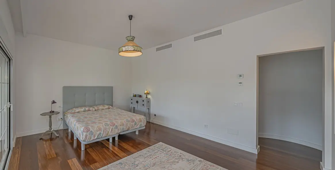 Sale of detached villa in El Paraiso 36