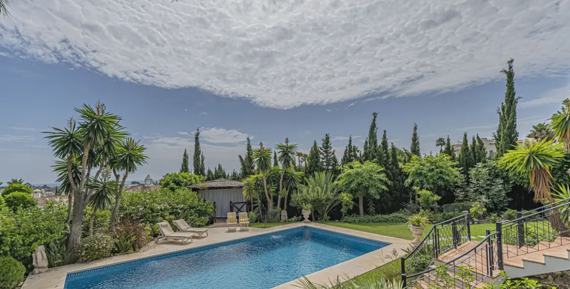 Sale of detached villa in El Paraiso 37