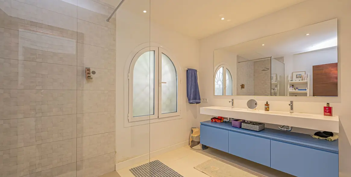 Sale of detached villa in El Paraiso 38