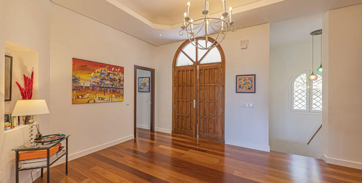 Sale of detached villa in El Paraiso 39