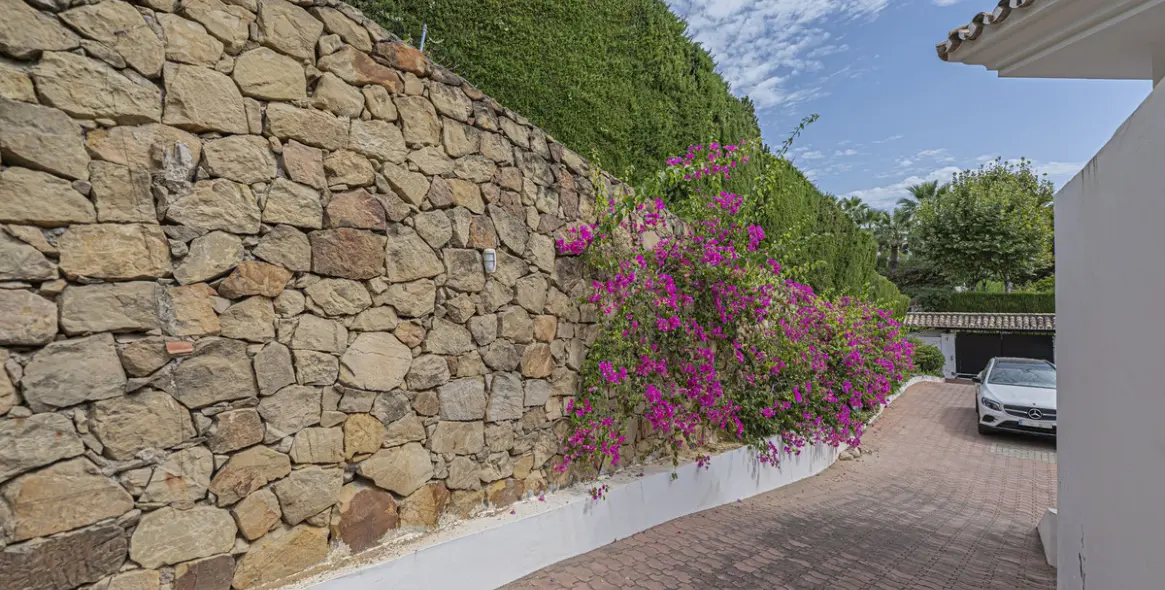 Sale of detached villa in El Paraiso 41
